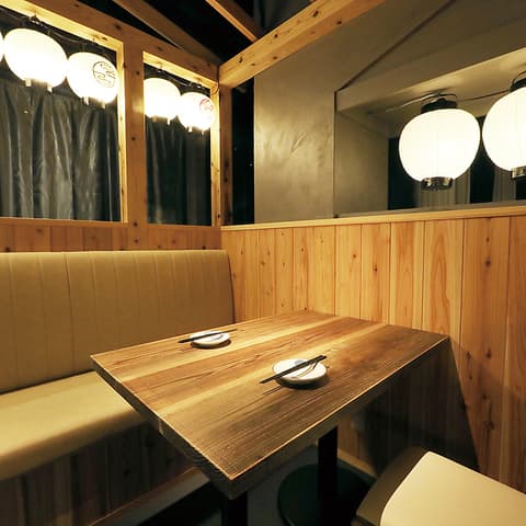 ひつまぶしと炭火焼き鳥 名古屋めし居酒屋 なご八 栄店 テーブル2名様（1部屋） - オープン席