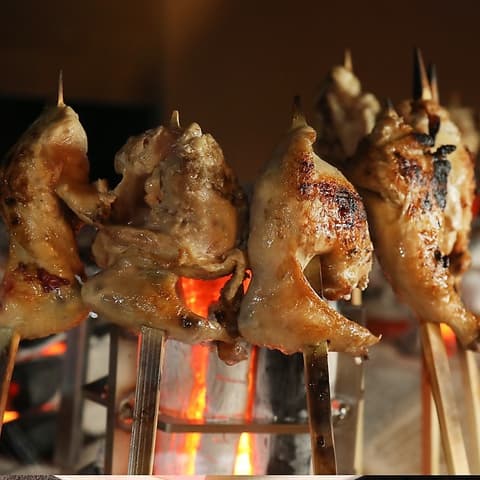 当店名物の山賊焼きは、若鳥を備長炭で焼き上げます。豪快にかぶりついてお召し上がりください。