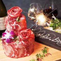 肉寿司と名古屋めし金肉 きんにく 名古屋駅店 肉ケーキ&ホールケーキWサプライズ 全7品 - 宴会プラン